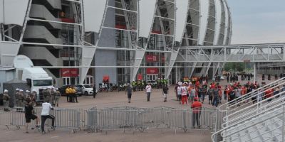 Grupo de torcedores protesta no pátio do Beira-Rio