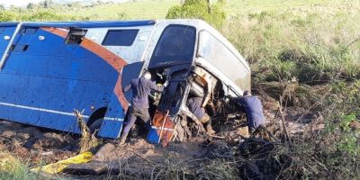 Veículo motorhome sofre acidente e deixa 17 feridos na BR 290