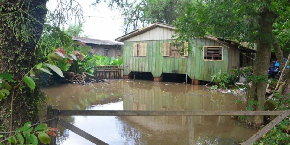 Nível do Guaíba baixa e moradores do Arquipélago iniciam limpeza em suas casas