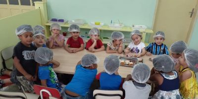 Crianças desenvolvem habilidades de cozinha na E.M.E.I. Irmãos Maristas