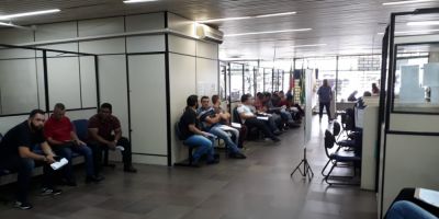 Candidatos passam por etapa de entrevistas para trabalhar no estacionamento rotativo em Camaquã