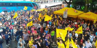 Cpers realiza protesto contra pacote de Leite e inicia greve na segunda em Porto Alegre