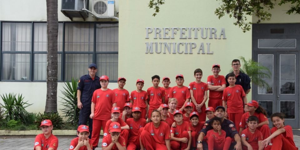 Bombeiros Mirins realizam atividades pela cidade de São Lourenço do Sul