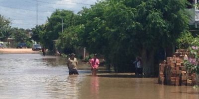 Açude rompe e água invade ruas em Barra do Ribeiro/RS
