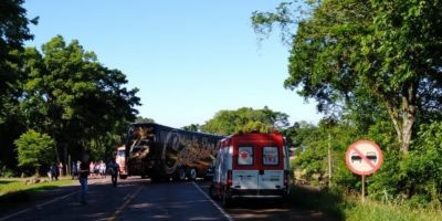 Homem morre em acidente entre carro e ônibus de banda gaúcha