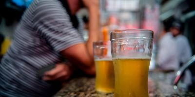 Senadores votam projetos que restringem propaganda de cervejas