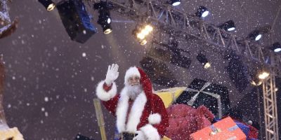 Desfile 'A Magia do Noel' emociona público no Natal Luz em Gramado