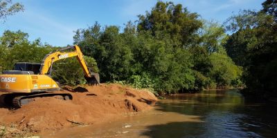 Arroio da estrada do Rato recebe desobstrução em Camaquã