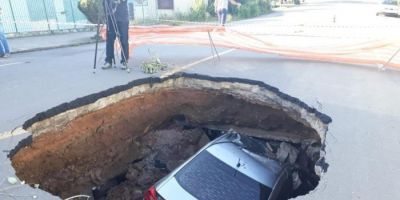 Asfalto cede e carro cai em cratera em Flores da Cunha