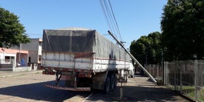 Caminhão atinge poste de luz em Camaquã