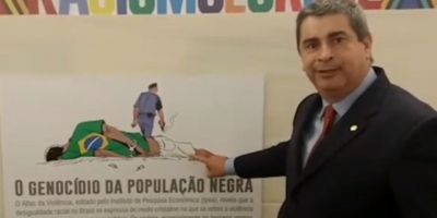 "Não há arrependimento", diz deputado que arrancou cartaz sobre racismo