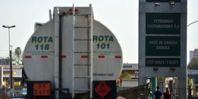 Mais de 80% dos funcionários aderem à greve na Refap, em Canoas