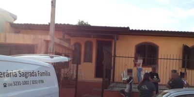 Mulher é morta a tiros dentro de casa em Vacaria; ex-marido é suspeito do crime