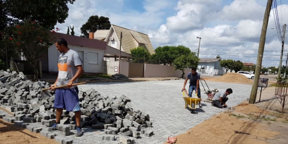 Começam a ser colocados os bloquetos na Rua Belarmina Chineppe em Camaquã