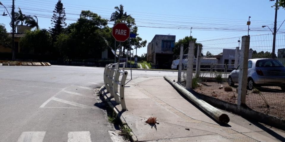 Empresário tem prejuízos após caminhão derrubar poste em Camaquã