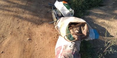 Morador denuncia vizinho que joga sacos com lixo na frente de sua casa, no bairro Ouro Verde