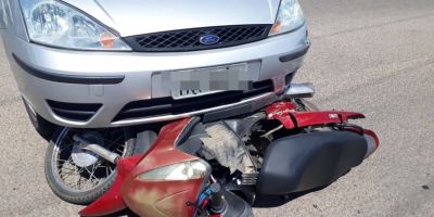 Acidente entre carro e moto deixa motociclista ferida em Camaquã