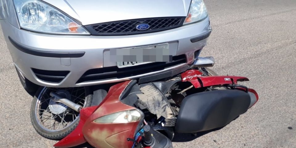 Acidente entre carro e moto deixa motociclista ferida em Camaquã