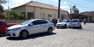 Acidente envolve três carros no centro de Camaquã