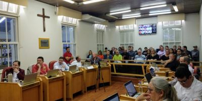 FOTOS: dois vereadores e uma vereadora tomam posse durante sessão da Câmara de Camaquã