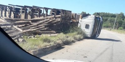 Carreta tomba na BR-471 em Pantano Grande