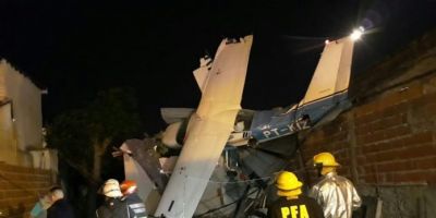 Avião que saiu de Porto Alegre cai em casa na Argentina