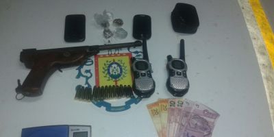 Drogas, dinheiro, HTs, munições, arma de pressão e outros objetos são apreendidos com menor em Camaquã