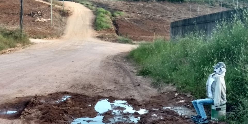 Insatisfeitos com buraco e atolador na rua, moradores montam boneco com a frase “Corsan? Prefeitura? 6 Anos. Eu Amo Camaquã”