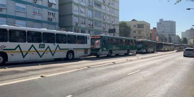 Protesto de cobradores bloqueia corredores de ônibus em Porto Alegre