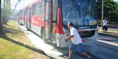 Rodoviários finalizam com caminhada protesto contra exclusão de cobradores