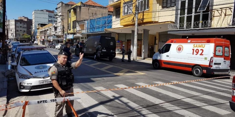 Homem mantém mãe refém em Porto Alegre