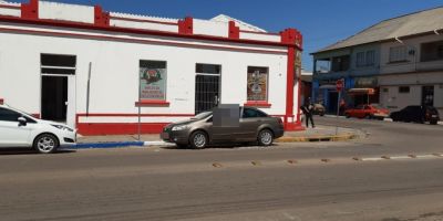 Carro é flagrado estacionado na contramão em via de sentido único, no centro de Camaquã