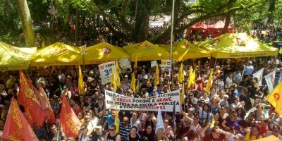 Servidores públicos protestam em Porto Alegre contra pacote do governo Leite