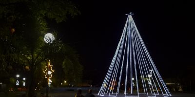 Árvore de Natal gigante ilumina a praça central  em São Lourenço do Sul