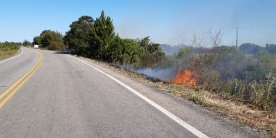 Bombeiros combatem incêndio às margens da ERS-350 em Camaquã