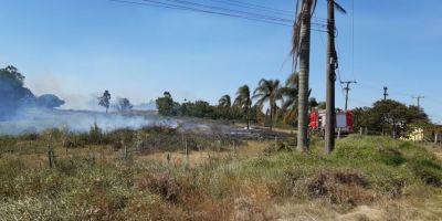 Bombeiros combatem incêndio às margens da BR-116 em Camaquã