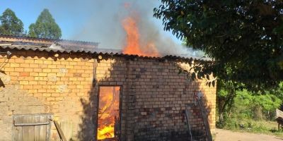 FOTOS E VÍDEO: incêndio destrói estufa de fumo no interior de Dom Feliciano