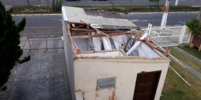 Temporal causa destelhamento de 15 casas em Torres