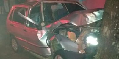 Carro atinge árvore e deixa dois mortos em São Borja