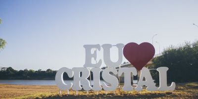 Prefeitura instala totem "Eu amo Cristal" no balneário do Rio Camaquã