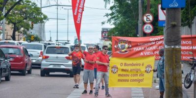 Policiais e bombeiros realizam bloqueios de quartéis em Porto Alegre e interior