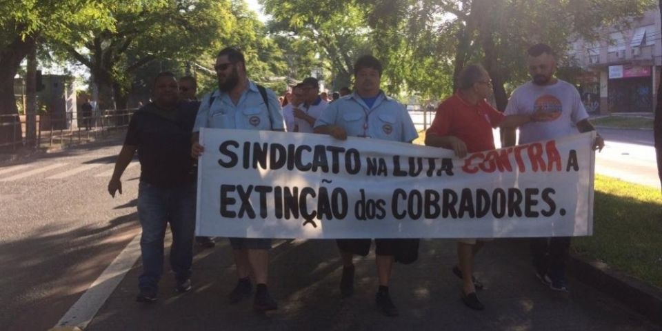 Rodoviários protestam contra projeto que retira cobradores em Porto Alegre