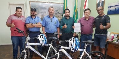 Agentes de trânsito recebem doação de bicicletas