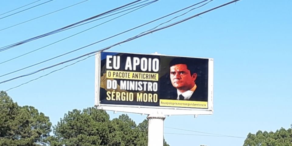 Simpatizantes instalam outdoor em apoio ao "pacote anticrime", em Camaquã