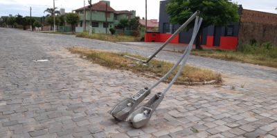 Veículo atinge e derruba poste no bairro Olaria, em Camaquã