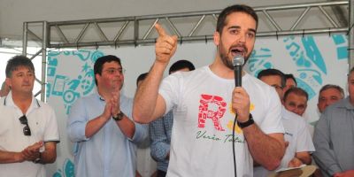 Leite é vaiado durante evento em Capão da Canoa e rebate manifestantes