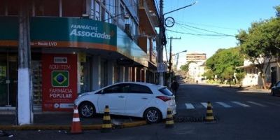 Carro invade calçada após colisão no centro de Camaquã