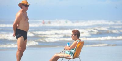 Filho leva a mãe de 75 anos para conhecer o mar pela primeira vez em Capão da Canoa