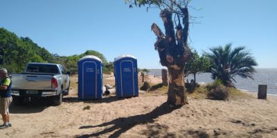 Instalados 24 banheiros químicos na praia de Arambaré