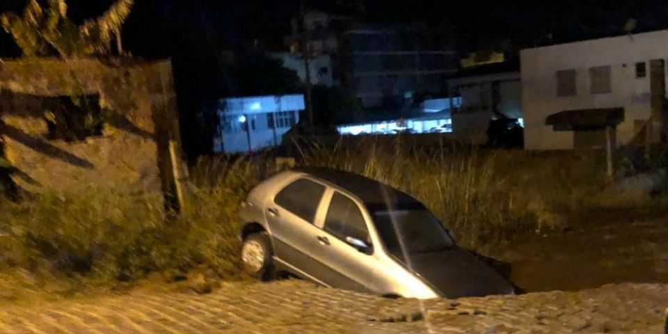 Cano e calçamento rompem, carro cai em buraco e Camaquã fica sem água